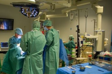 девочка проглотила батарейку