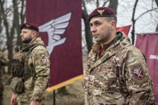 через черное поле