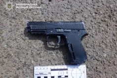 чоловік погрожував пістолетом в києві