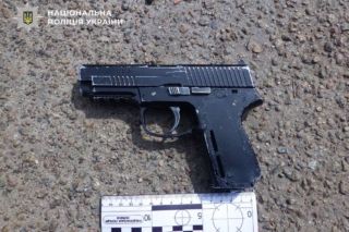 чоловік погрожував пістолетом в києві