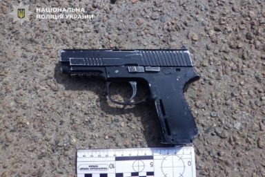 чоловік погрожував пістолетом в києві