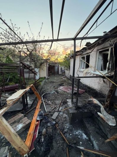 Вибухи в Києві сьогодні та в Київській області: уламки дронів впали на житловий будинок