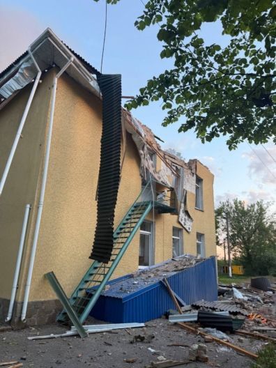 Вибухи в Києві сьогодні та в Київській області: уламки дронів впали на житловий будинок
