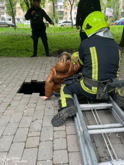В Одесі дівчинка провалилася у 4-метрову пастку під тротуаром