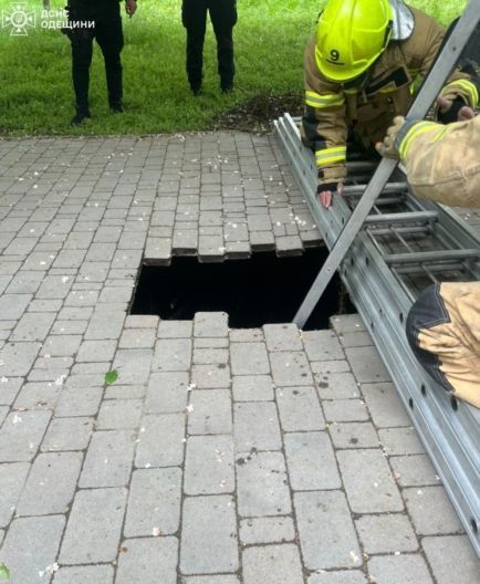 В Одесі дівчинка провалилася у 4-метрову пастку під тротуаром