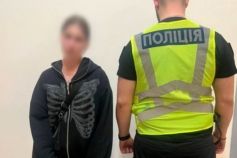 В Киеве 18-летняя девушка ударила военного бутылкой по голове