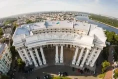 Лавров погрожує ударами по Києву та вимагає евакуації послів