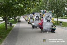 подростки слушали русскую музыку на аллее славы