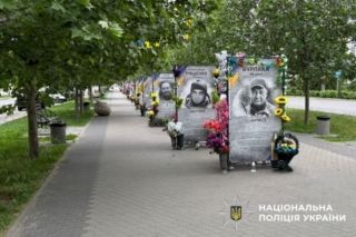 подростки слушали русскую музыку на аллее славы