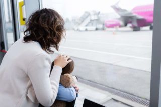 Чи потрібен дозвіл батька на виїзд дитини за кордон зараз