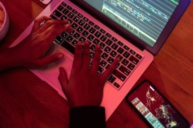 ШІ навчився красти відбитки через селфі