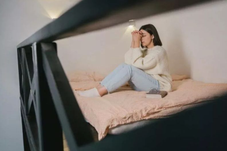 Фото <a href="https://www.pexels.com/photo/woman-in-white-sweater-and-blue-denim-jeans-sitting-on-bed-5199759/" target="_blank">Pexels</a> молитва перед нмт