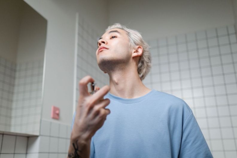 Фото <a href="https://www.pexels.com/photo/man-in-blue-crew-neck-t-shirt-applying-perfume-8160475/" target="_blank">Pexels</a> куда наносить духи мужчинам