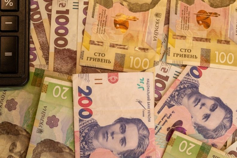 Фото <a href="https://depositphotos.com/photo/close-messy-background-made-mixed-ukrainian-hryvnia-paper-bills-black-885623334.html" target="_blank">Depositphotos</a> чому не приходить кешбек за квітень