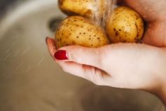 Як відмити руки від молодої картоплі
