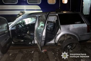 Що сталося у Хмельницькому вночі: потяг протаранив авто на переїзді, є жертви
