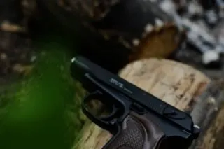 У Львові чоловік стріляв у повітря, а потім погрожував дівчині зброєю