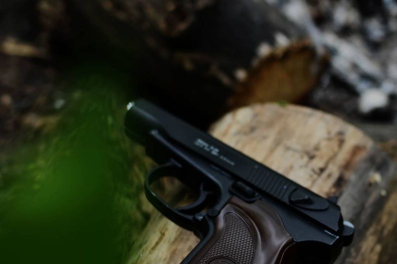 У Львові чоловік стріляв у повітря, а потім погрожував дівчині зброєю