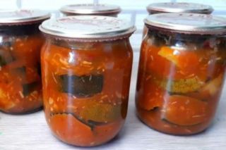 кабачки з соусом сацебелі на зиму