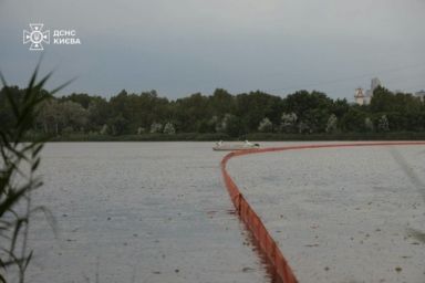 Очищення Кирилівського озера від нафти: як працюють скімери та сорбенти на Оболоні