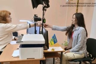 Перший паспорт у 40 років: українка вперше отримала ID-картку