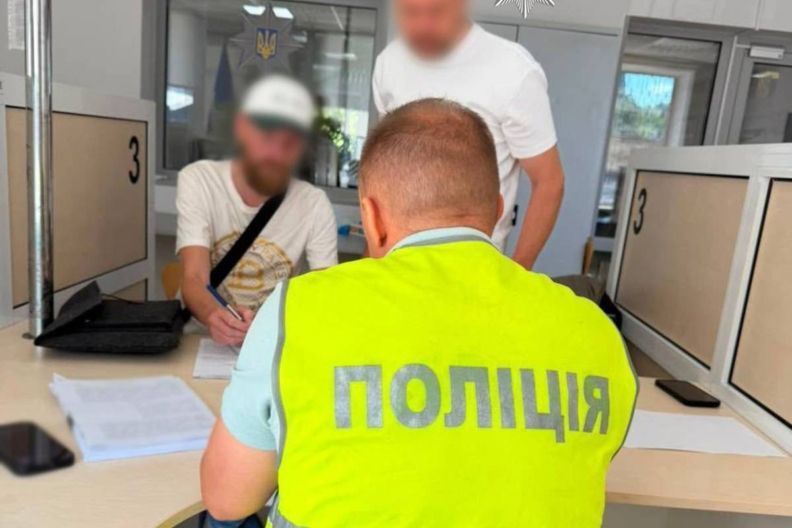 Фото до: У Києві господар залишив собаку на розпеченому балконі: тварина не вижила Французький бульдог помер у муках на балконі: поліція повідомила подробиці