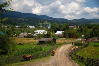 Життя як у зоопарку: мешканці знаменитого села не витримують натовпів туристів