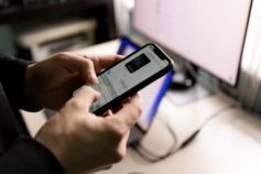 Чому діти почуваються непотрібними: вчені дослідили вплив смартфонів на батьківство