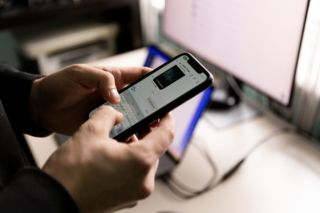 Чому діти почуваються непотрібними: вчені дослідили вплив смартфонів на батьківство