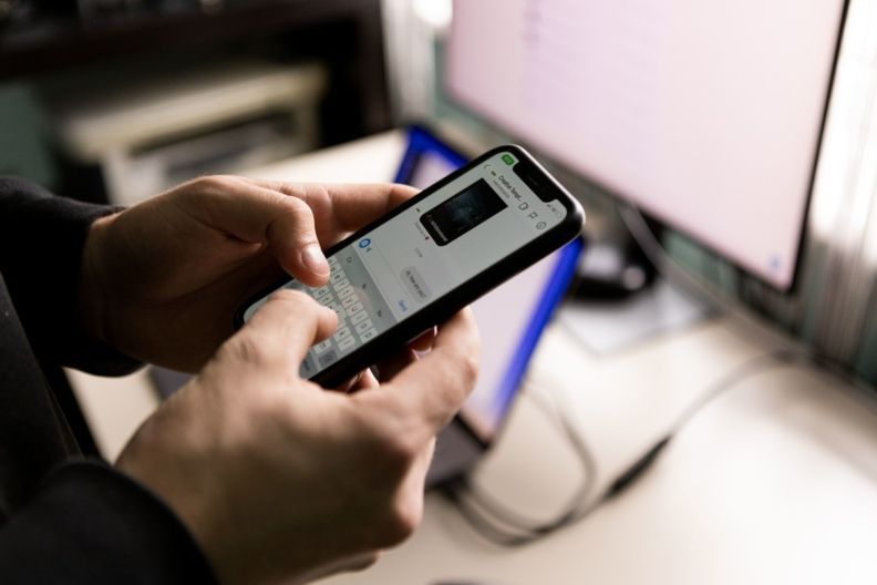 Чому діти почуваються непотрібними: вчені дослідили вплив смартфонів на батьківство