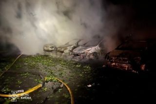У Києві після балістичної атаки горіли склади й автомобілі