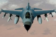 Истребитель F-16 в небе