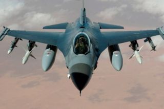 Истребитель F-16 в небе