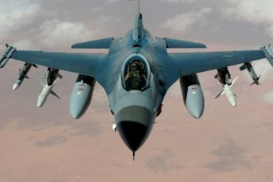 Истребитель F-16 в небе
