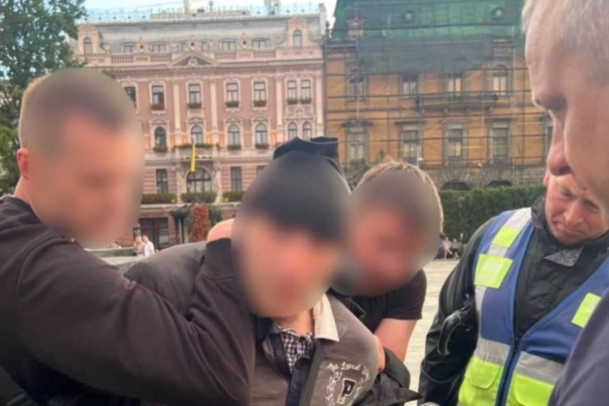 Ішов до людей із ножем: на мітингу у Львові затримали чоловіка