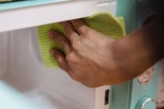 як прибрати запах з мікрохвильовки після розігрівання їжі
