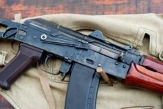 У Львові на зупинці знайшли сумку з предметом, схожим на автомат Калашнікова