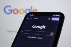 Google прибирає кнопку пошуку зі своєї головної сторінки