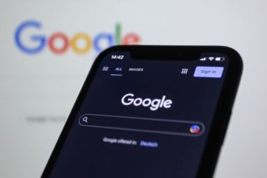 Google прибирає кнопку пошуку зі своєї головної сторінки