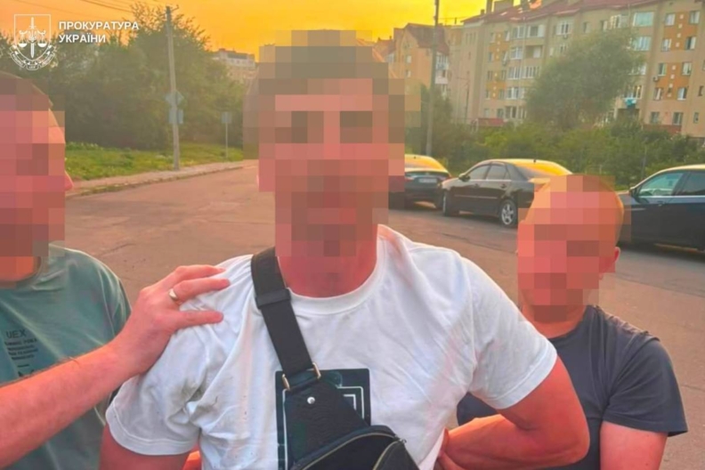 Озброєний напад на Mercedes у Винниках: деталі розбою У Винниках байкер із пістолетом намагався пограбувати водія Mercedes