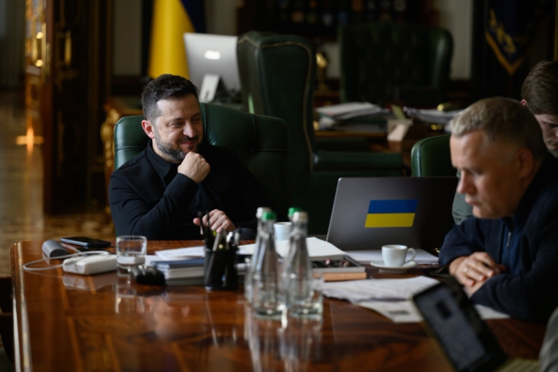 Зеленський про розмову з Венсом та плани Путіна атакувати НАТО Зеленський розповів, як вимінює ракети для захисту неба