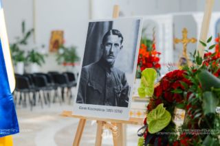 Біля труни Коновальця освятили хоругви 1-го корпусу НГУ Азов