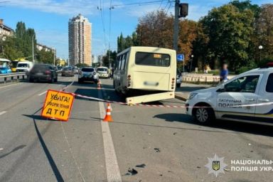 ДТП у Києві: Volkswagen на швидкості в’їхав у зупинку, загинули дві жінки