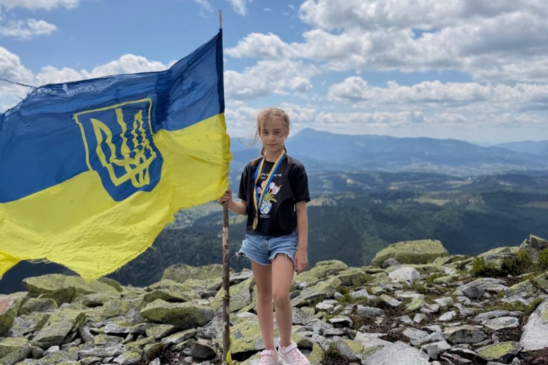 9-річна українка підкорила 6 найвищих вершин України Юна українка підкорила шість найвищих вершин країни: їй лише 9 років