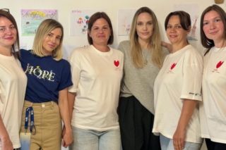 Анджелина Джоли снова в Украине: актриса посетила Харьков и Карпаты